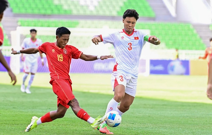 Cầu thủ U19 Việt Nam (áo trắng) trong trận thắng Myanmar 5-0 ở lượt hai bảng A giải U19 Đông Nam Á 2026, ngày 4/6, tại Indonesia. Ảnh: VFF
