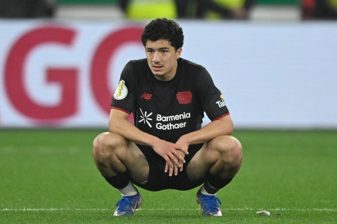 Tiền vệ Algeria Ibrahim Maza phản ứng sau trận bán kết Cup Quốc gia Đức giữa Leverkusen và Bayern Munich Tiền vệ Algeria Ibrahim Maza trong trận bán kết Cup Quốc gia Đức trên sân BayArena