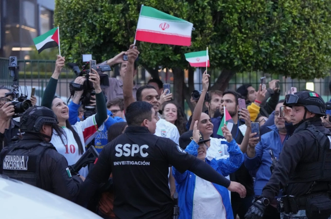 CĐV đội tuyển Iran vẫy cờ khi các cầu thủ đến Tijuana, Mexico để chuẩn bị cho World Cup 2026 ngày 7/6/2026. Ảnh: AP
