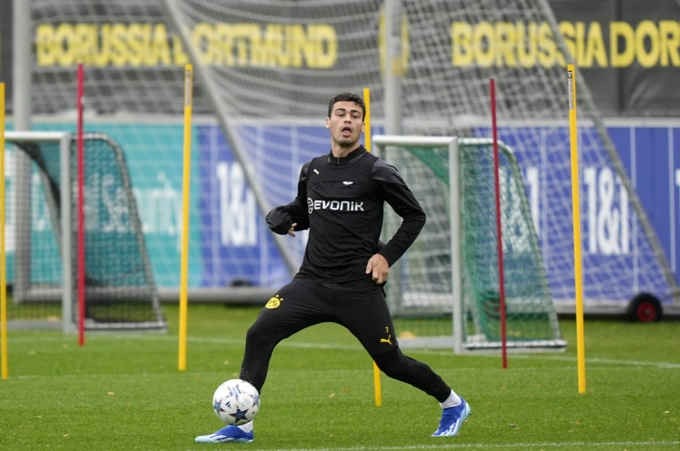 Giovanni Reyna, tiền vệ sinh năm 2002 của Mỹ, trong buổi tập của Dortmund trước trận gặp AC Milan tại vòng bảng Champions League trên sân Dortmund, Đức ngày 3/10/2023. Ảnh: AP