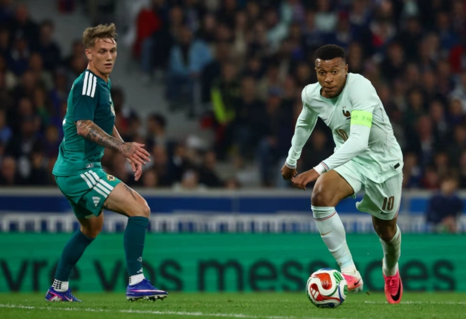 Kylian Mbappe đi bóng trong trận giao hữu Pháp thắng Bắc Ireland 3-1 tại Lille Kylian Mbappe trong trận giao hữu Pháp Bắc Ireland