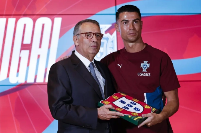 Tổng thống Antonio Jose Seguro trao quốc kỳ cho đội trưởng Cristiano Ronaldo Tổng thống trao quốc kỳ cho Ronaldo trước World Cup 2026
