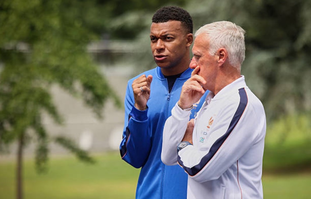 Deschamps: 'Nhiều HLV cũng ngốc như tôi khi xếp Mbappe đá trung phong'