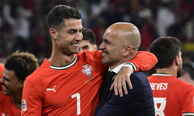 Cristiano Ronaldo (trái) và HLV Roberto Martinez mừng chức vô địch UEFA Nations League Cristiano Ronaldo và HLV Roberto Martinez ăn mừng sau chiến thắng tại Allianz Arena