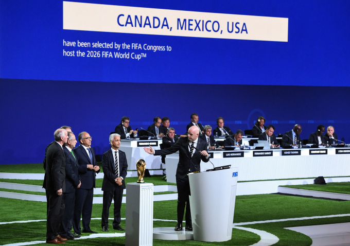 Chủ tịch FIFA Gianni Infantino cùng các lãnh đạo liên danh đăng cai World Cup 2026 Chủ tịch FIFA Gianni Infantino phát biểu cùng các quan chức của liên minh Mỹ - Canada - Mexico sau khi công bố nước chủ nhà World Cup 2026.