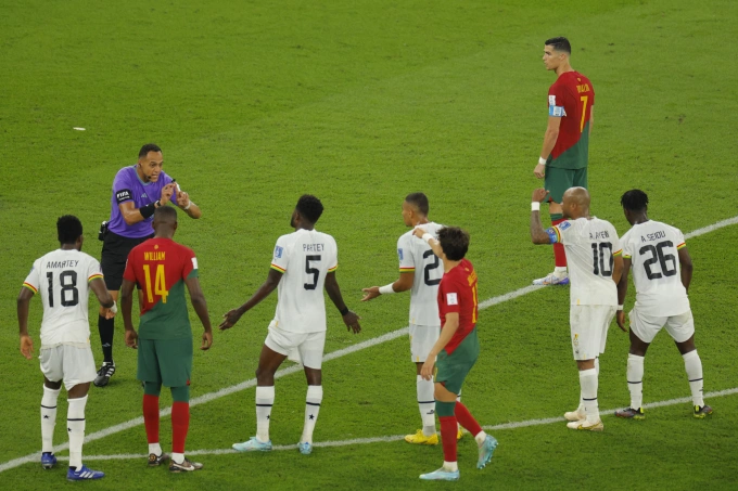Trọng tài người Mỹ Ismail Elfath ra hiệu khi Cristiano Ronaldo chuẩn bị thực hiện phạt đền tại World Cup 2022 Trọng tài người Mỹ Ismail Elfath (áo tím) ra hiệu khi tiền đạo Bồ Đào Nha Cristiano Ronaldo (áo đỏ phải) chuẩn bị thực hiện phạt đền để mở tỷ số trong trận thắng Ghana 3-2 ở lượt ra quân bảng H World Cup 2022 tại sân 974 ở Doha, Qatar ngày 24/11/2022.