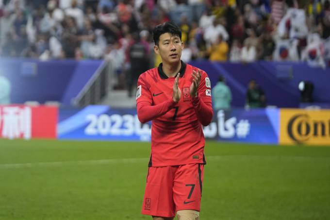 Tiền đạo Hàn Quốc Son Heung-min cảm ơn người hâm mộ sau trận hòa Malaysia 3-3 ở lượt cuối bảng E Asian Cup 2023 trên sân Al Janoub, Al Wakrah, Qatar ngày 25/1. Tiền đạo Hàn Quốc Son Heung-min cảm ơn người hâm mộ sau trận hòa Malaysia.
