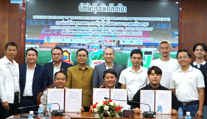 Lễ ký kết hợp tác đầu tư giữa tỉnh Champasak Liên đoàn bóng đá tỉnh Champasak, Công ty Connected Sole Co. Ltd và Tập đoàn HAGL diễn ra chiều 11/6 tại Lào. Ảnh: Anh Quốc