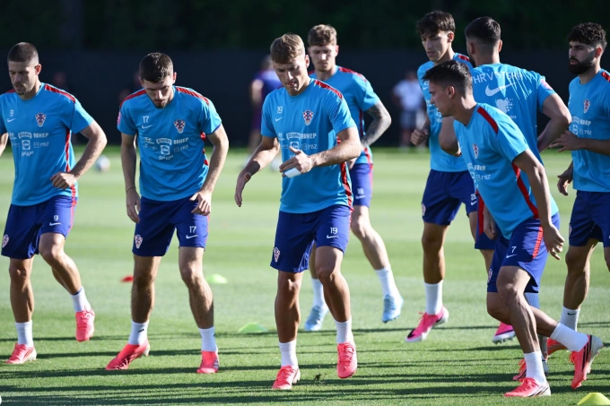 Luka Modric (giữa) và các đồng đội trong buổi tập tại Trường Trung học Episcopal, Alexandria, bang Virginia (Mỹ) hôm 11/6. Luka Modric và đồng đội luyện tập tại Alexandria