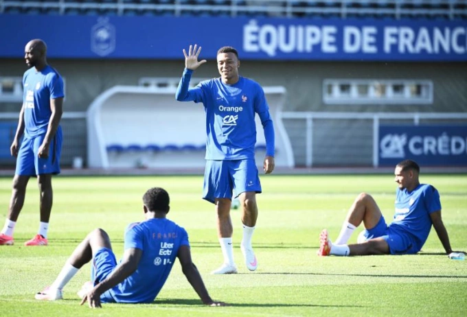 Kylian Mbappe và đồng đội trong buổi tập tại trung tâm Clairefontaine, Paris. Mbappe và các đồng đội tập luyện