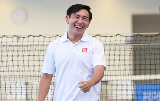 Phúc Huỳnh thoải mái trả lời phỏng vấn VnExpress khi tham dự sự kiện ra mắt trang phục thể thao của Uniqlo hôm 12/6 tại TP HCM. Ảnh: Đức Đồng