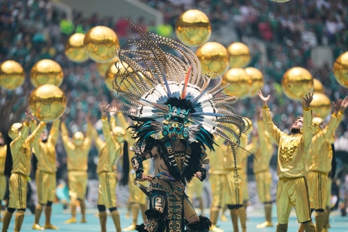 Các nghệ sĩ biểu diễn trên sân trong lễ khai mạc trước trận đấu bảng A World Cup 2026 giữa Mexico và Nam Phi tại Mexico City ngày 11/6. Ảnh: AP