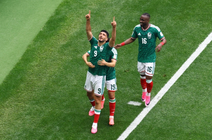 Raul Jimenez ăn mừng chỉ tay lên trời sau khi ghi bàn trong trận vòng bảng World Cup 2026 giữa Mexico và Nam Phi ở sân Azteca, Mexico City, Mexico ngày 12/6/2026. Ảnh: Reuters