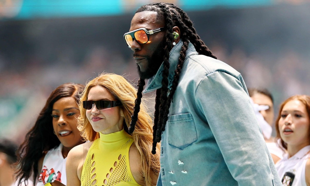 Shakira (đeo kính đen) và Burna Boy. Ảnh: Reuters