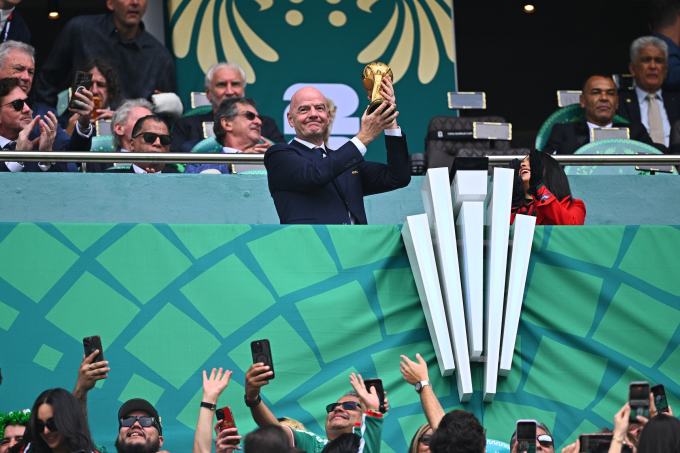 Chủ tịch FIFA Gianni Infantino cầm cúp vàng World Cup trong buổi lễ khai mạc World Cup 2026 tại sân Azteca, Mexico City, Mexico ngày 12/6/2026. Ảnh: El Pais