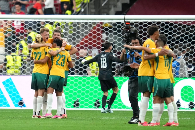 Cầu thủ Australia mừng trận thắng Thổ Nhĩ Kỳ 2-0 ở lượt ra quân bảng D World Cup 2026, trên sân BC Place ở Vancouver ngày 13/6/2026. Ảnh: AP Cầu thủ Australia ăn mừng chiến thắng trước Thổ Nhĩ Kỳ