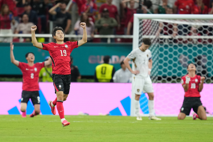Tiền vệ Lee Kang-in (số 19) cùng đồng đội Hàn Quốc mừng chiến thắng 2-1 trước CH Czech ở lượt ra quân bảng A World Cup 2026, trên sân Akron tại Zapopan, Mexico ngày 11/6. Ảnh: AP Lee Kang-in và đồng đội ăn mừng chiến thắng trước CH Czech