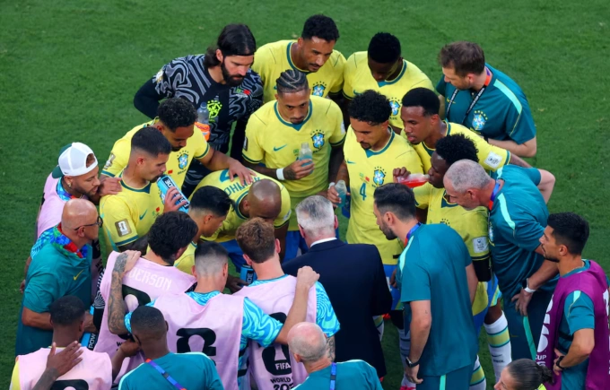HLV Carlo Ancelotti chỉ đạo các cầu thủ Brazil trong quãng nghỉ làm mát (cooling break). Ảnh: Reuters