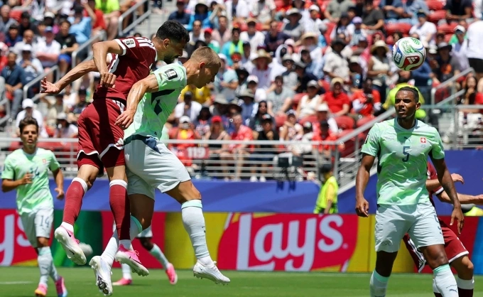 Tình huống Boualem Khoukhi (áo đỏ) đánh đầu gỡ hòa 1-1 cho Qatar ở phút bù. Ảnh: Reuters