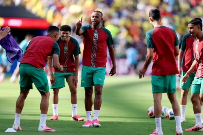 Cầu thủ hai đội khởi động trước trận Cầu thủ Brazil và Morocco khởi động