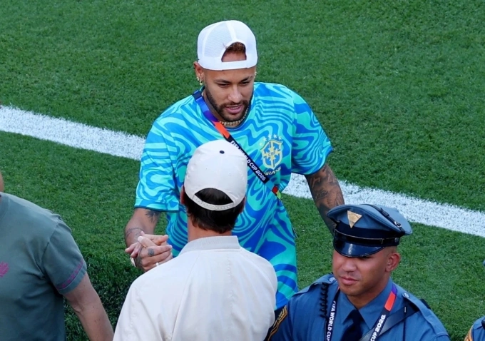 Neymar xuất hiện dù không thi đấu vì chấn thương Neymar cổ vũ đội tuyển Brazil