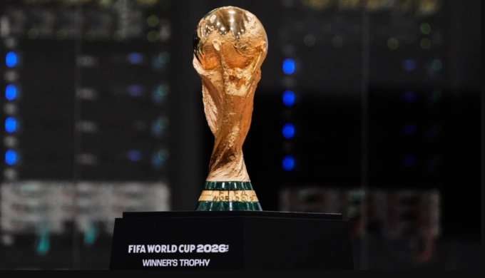 Cup vô địch World Cup của FIFA được trưng bày trong lễ khai trương Trung tâm Truyền hình Quốc tế tại Dallas ngày 1/6/2026. Ảnh: AP