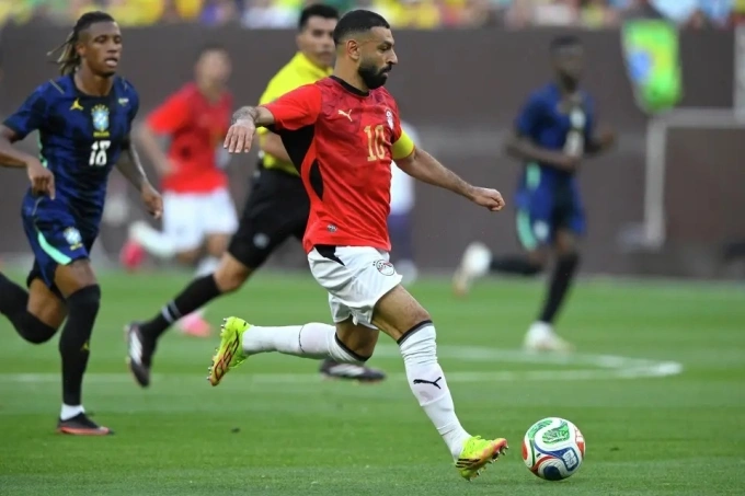 Salah (đỏ) trong trận giao hữu với Brazil tại Cleveland, Mỹ hôm 6/6. Salah thi đấu trong màu áo đỏ