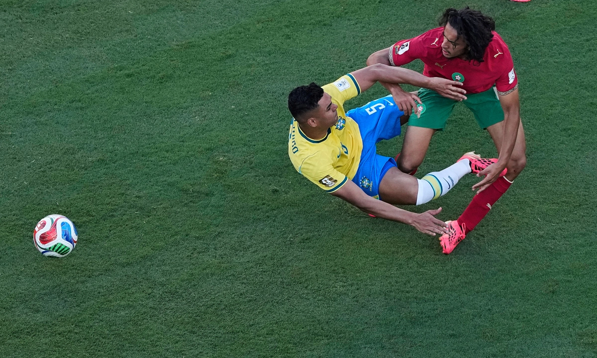 Bouaddi - tiền vệ 18 tuổi hành hạ tuyến giữa Brazil