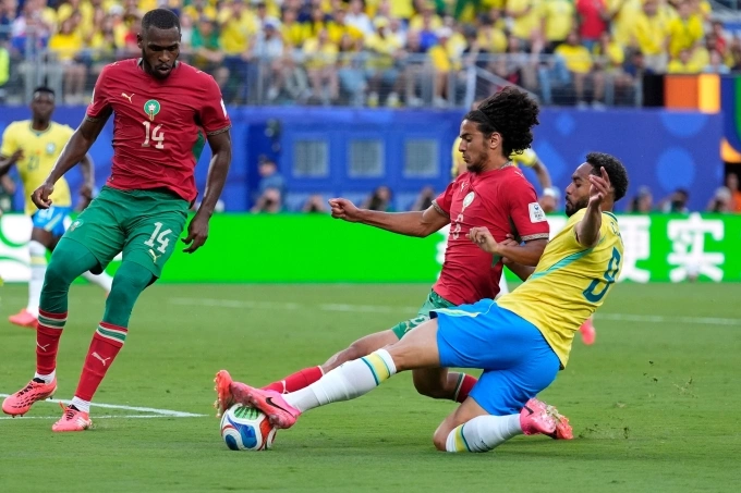 Tiền đạo Brazil Matheus Cunha tranh chấp bóng với tiền vệ Ayyoub Bouaddi của Morocco trong trận hòa 1-1 ở bảng C World Cup 2026 trên sân MetLife, East Rutherford, bang New Jersey, Mỹ ngày 13/6. Ảnh: AP
