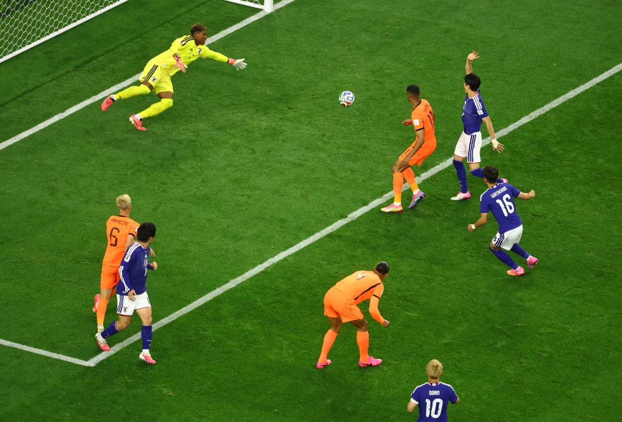 Virgil van Dijk đánh đầu chéo góc mở tỷ số trong trận Hà Lan hòa Nhật Bản 2-2 ở lượt đầu bảng F World Cup 2026 trên sân Dallas ở Mỹ, ngày 15/6/2026. Ảnh: Reuters