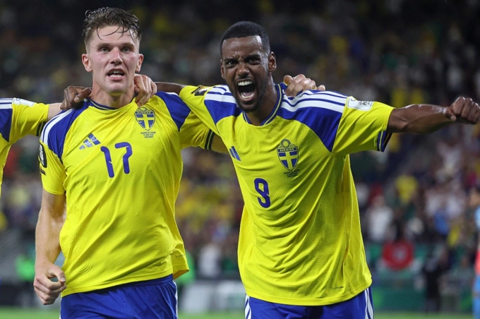 Alexander Isak (phải) chia vui với Viktor Gyokeres Alexander Isak ăn mừng cùng đồng đội