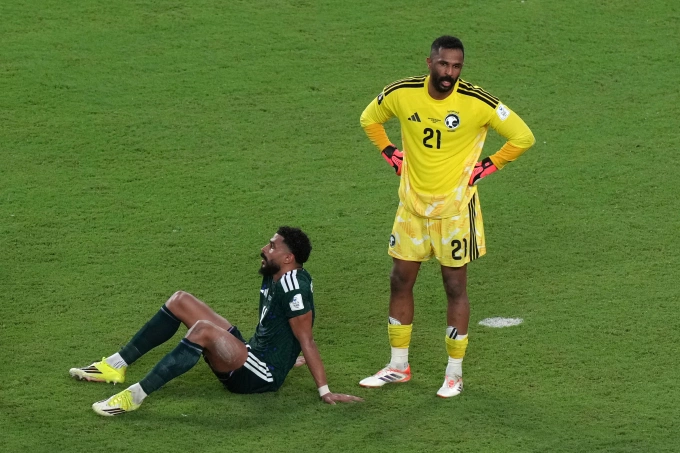 Trung vệ Arab Saudi Abdulelah Al Amri (áo xanh) và thủ môn Mohammed Al Owais (áo vàng) mệt mỏi sau khi hòa Uruguay 1-1 ở trận ra quân bảng H World Cup 2026, trên sân Miami ở Mỹ ngày 15/6/2026. Ảnh: AP