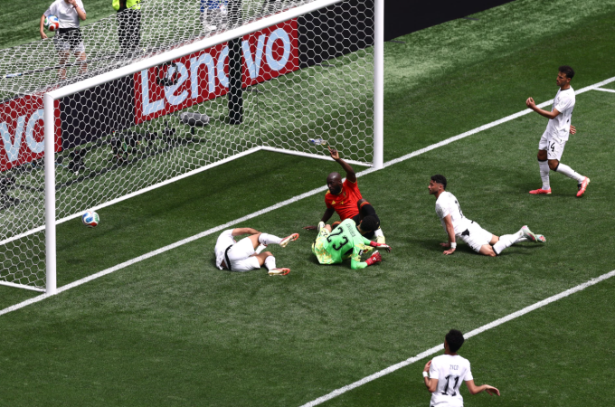 Áp lực của Romelu Lukaku khiến Mohamed Hany đá phản Áp lực của Romelu Lukaku khiến Mohamed Hany đá phản