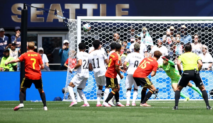 Kevin De Bruyne đá phạt dội cột Kevin De Bruyne đá phạt dội cột