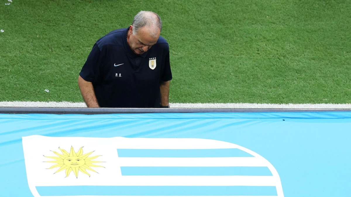 Vì sao HLV của Uruguay cúi mặt không chịu chụp ảnh World Cup 2026? - Báo VnExpress