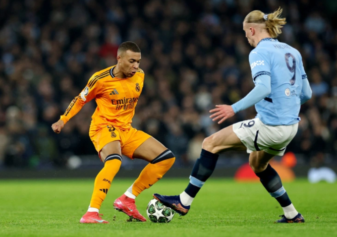 Erling Haaland (phải) và Kylian Mbappe tranh bóng trong trận Real thắng Man City 3-2 trên sân Etihad, thành phố Manchester, Anh, lượt đi vòng play-off Champions League ngày 11/2/2025. Ảnh: Reuters