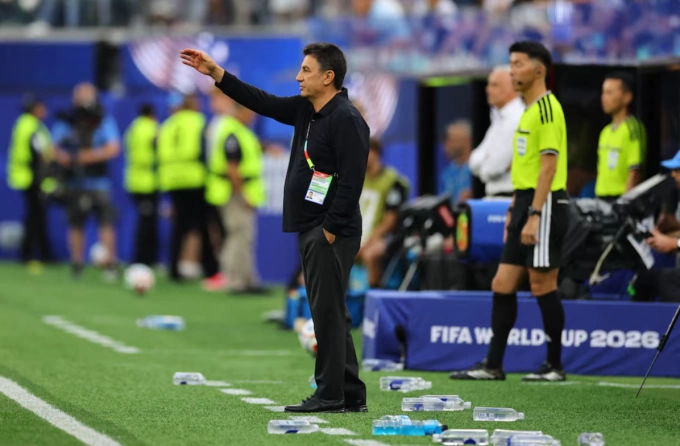 HLV Iran Amir Ghalenoei phản ứng trong trận Iran hòa New Zealand 2-2 ở lượt đầu bảng G World Cup 2026 trên sân SoFi, Los Angeles, Inglewood, California, Mỹ, hôm 15/6. Ảnh: Reuters