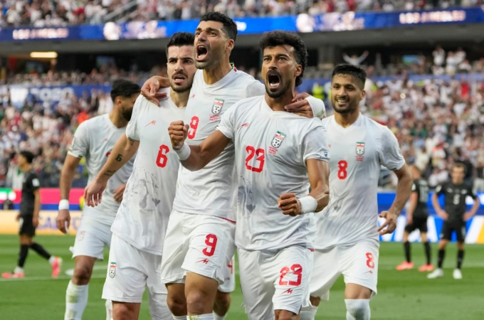 Mehdi Taremi (số 9) chia vui với các đồng đội. Ảnh: AP