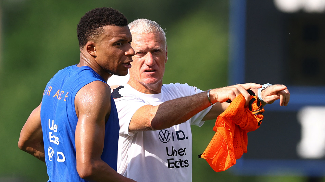 Deschamps: 'Sự nổi tiếng không làm Mbappe thay đổi'