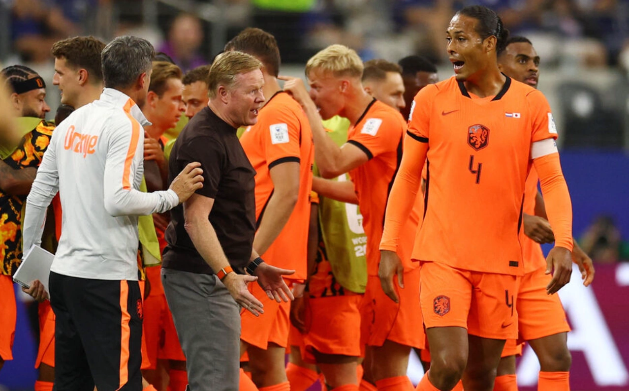 Virgil van Dijk (phải) trò chuyện với HLV Ronald Koeman trong quãng nghỉ uống nước trận Hà Lan hòa Nhật Bản 2-2 ở lượt đầu bảng F World Cup 2026 trên sân Dallas ở Mỹ, ngày 15/6/2026. Ảnh: Reuters