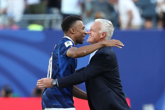 HLV Didier Deschamps ôm Kylian Mbappe ăn mừng sau chiến thắng ở trận Pháp – Senegal vòng bảng World Cup 2026 trên sân MetLife, New Jersey, Mỹ ngày 16/6/2026. Ảnh: AFP