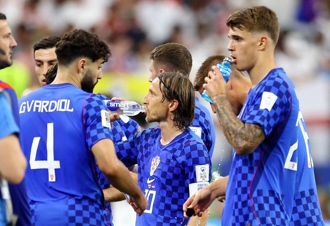 Luka Modric (giữa) và các cầu thủ Croatia tiếp nước giữa hiệp một, trong trận gặp Anh, trên sân AT&T, Arlington, Texas, Mỹ hôm 17/6. Ảnh: Reuters