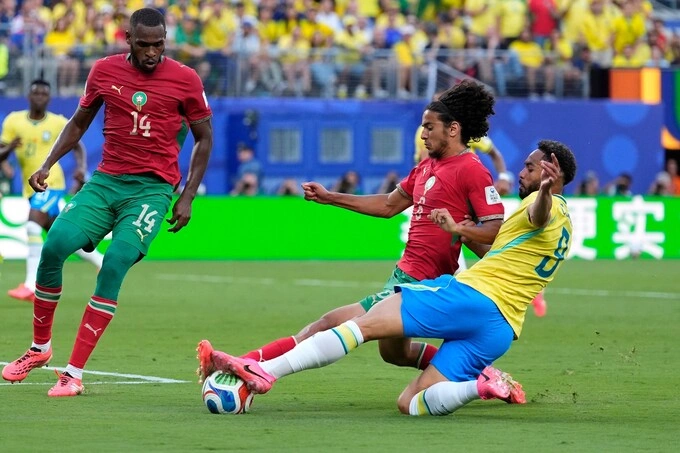 Tiền đạo Brazil Matheus Cunha tranh chấp bóng với tiền vệ Ayyoub Bouaddi của Morocco trong trận hòa 1-1 ở bảng C World Cup 2026 trên sân MetLife, East Rutherford, bang New Jersey, Mỹ ngày 13/6. Ảnh: AP