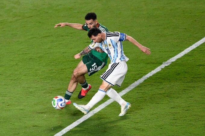 Tiền đạo Lionel Messi (số 10) dứt điểm trước sự truy cản của hậu vệ Rayan Ait-Nouri (số 15) bên phía Algeria trong trận đấu thuộc bảng J World Cup 2026 tại Kansas City, bang Missouri, Mỹ, ngày 16/6/2026. Ảnh: AP