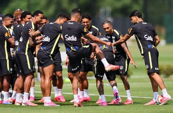 Các cầu thủ Brazil xếp hàng rào chào đón Neymar trở lại trong buổi tập ngày 17/6 Các cầu thủ Brazil xếp hàng rào chào đón Neymar trở lại trong buổi tập ngày 17/6
