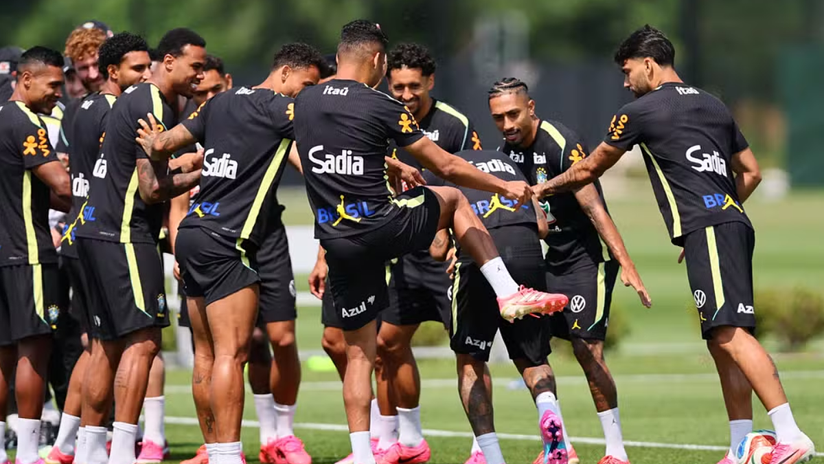 Đồng đội chào đón Neymar trở lại