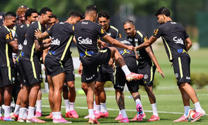 Đồng đội chào đón Neymar trở lại