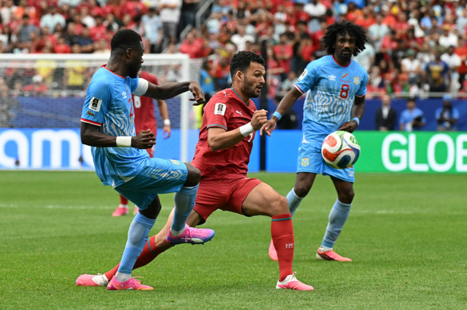 Goncalo Ramos (áo đỏ) cố chặn đường chuyền của Chancel Mbemba. Ảnh: AFP