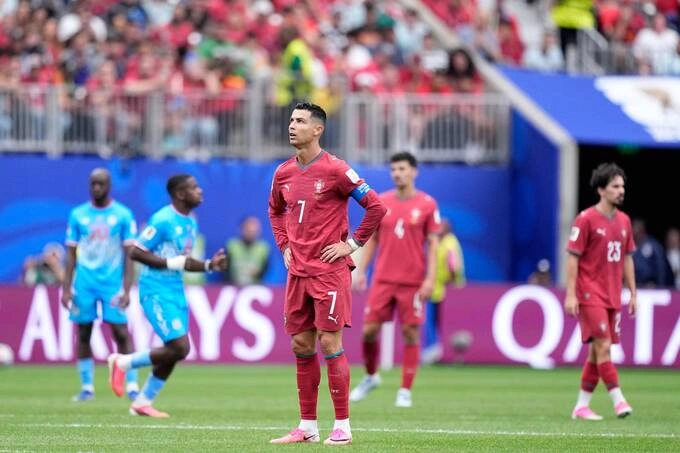 Ronaldo phản ứng sau pha bỏ lỡ trong trận ra quân World Cup 2026, Bồ Đào Nha 1-1 CHDC Congo, trên sân NRG, ở Houston, Mỹ tối 17/6. Ảnh: AP
