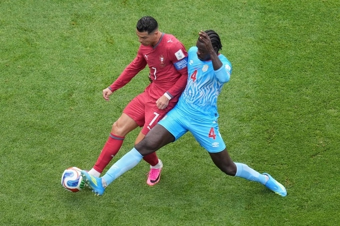 Cristiano Ronaldo (7) tranh chấp bóng với Axel Tuanzebe (4) của CHDC Congo trong trận đấu bảng K World Cup 2026 giữa Bồ Đào Nha và CHDC Congo tại Houston, ngày 17/6/2026. Ảnh: AP